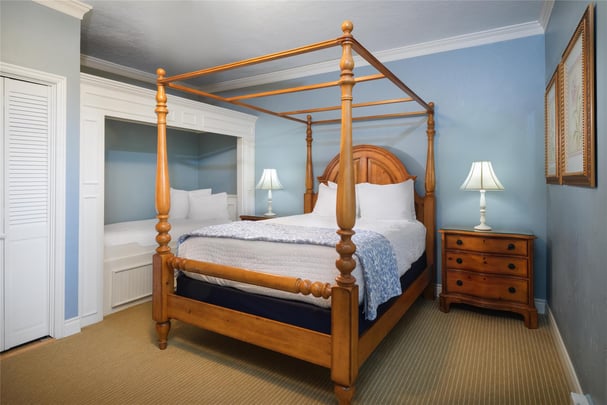 1 Queen Bed w/ 2nd Bed and Whirlpool