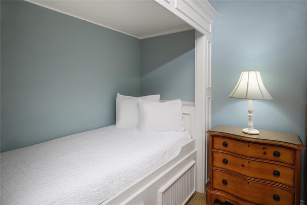 1 Queen Bed w/ 2nd Bed and Whirlpool