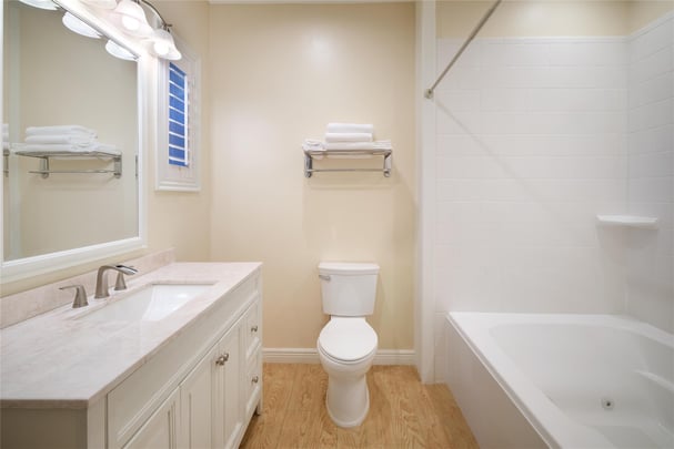 1 Queen Bed w/ 2nd Bed and Whirlpool