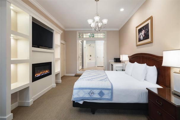 Jr Ste - 1 King Bed w/ Jetted Tub & Fireplace