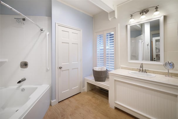 Jr Ste - 1 King Bed w/ Jetted Tub & Fireplace