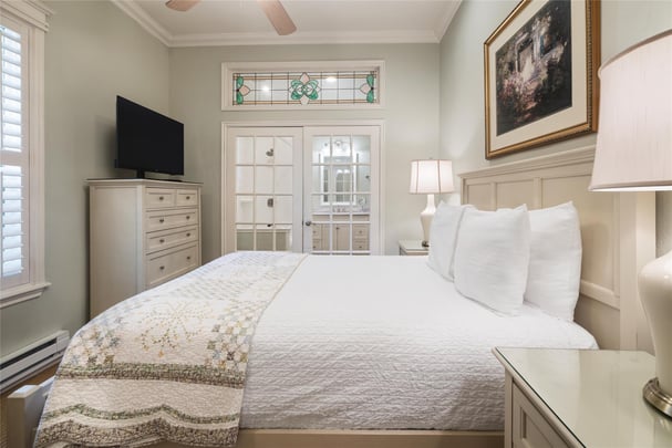 1 Queen Bed w/ Whirlpool