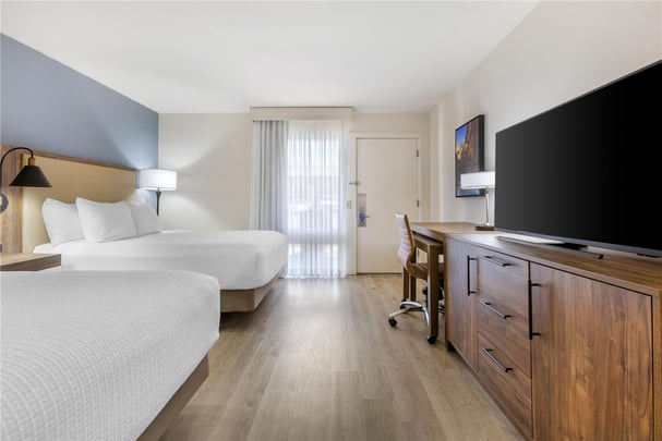 ADA - 2 Queen Beds w/ Roll In Shower