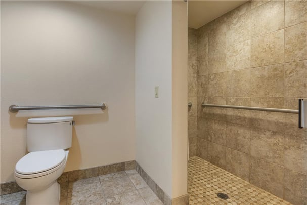 ADA - 2 Queen Beds w/ Roll In Shower