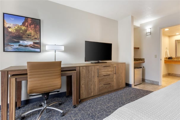 ADA - 1 King Bed w/ Roll In Shower