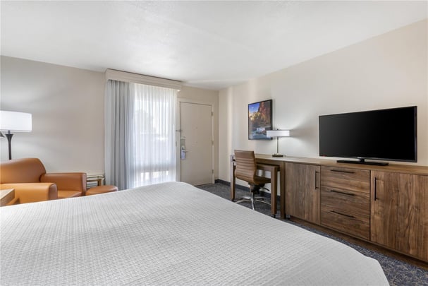 ADA - 1 King Bed w/ Roll In Shower