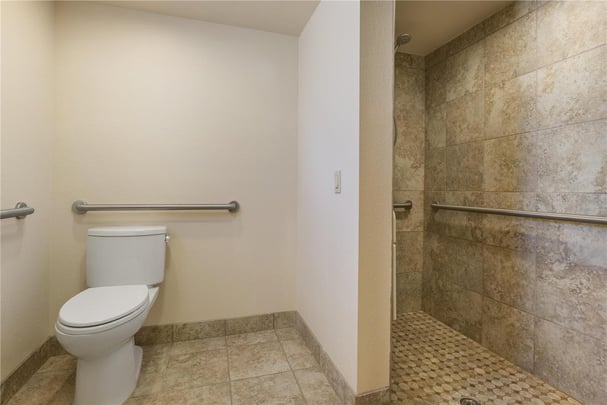 ADA - 1 King Bed w/ Roll In Shower