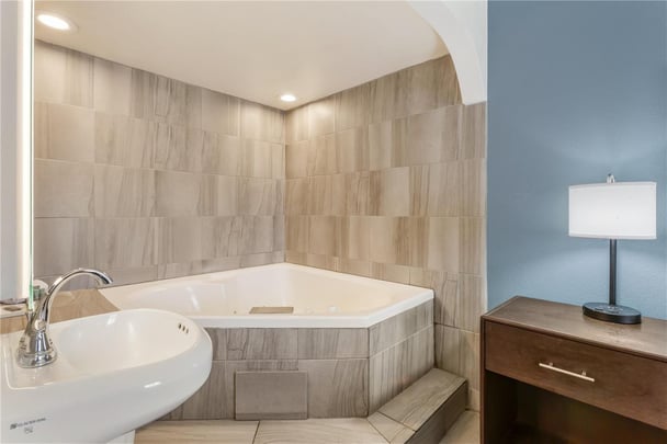 Suite - 1 King Bed w/ Jacuzzi and Sofabed