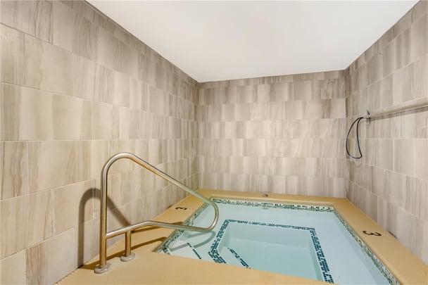 Suite - 1 King Bed w/ Jacuzzi