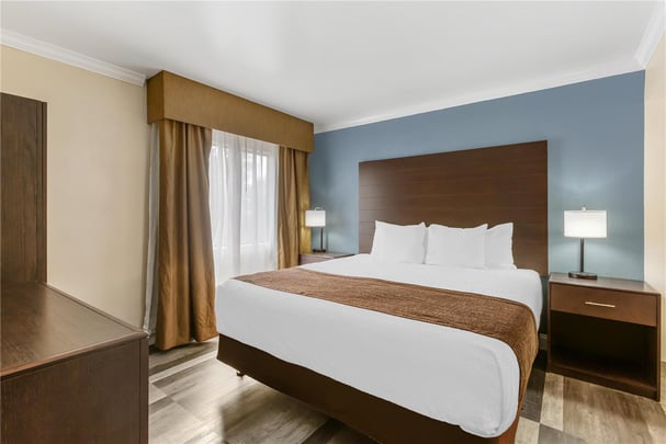 Suite - 1 King Bed with 2 Rooms