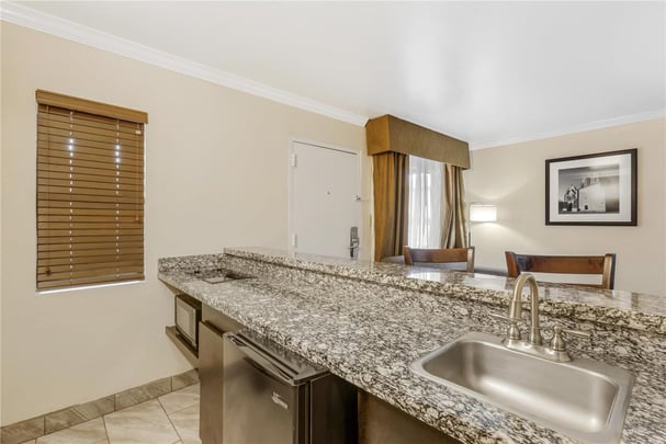 Suite - 1 King Bed with 2 Rooms