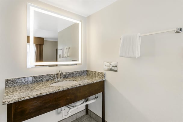 Suite - 1 King Bed with 2 Rooms