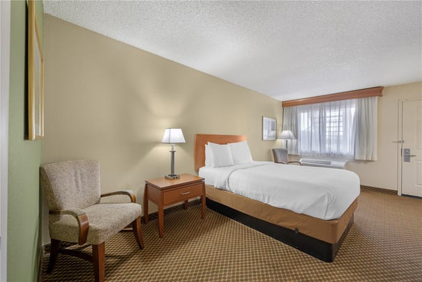 ADA - 1 Queen Bed w/ Roll In Shower