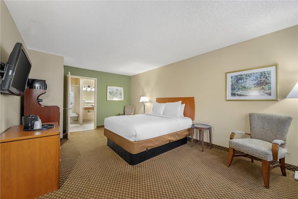 ADA - 1 Queen Bed w/ Roll In Shower