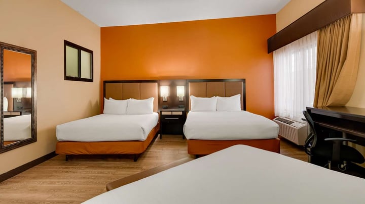 Three Queen Guestroom