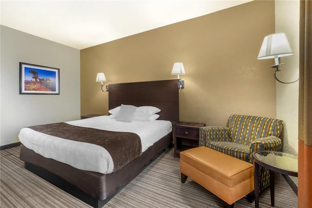 ADA - 1 King Bed w/ Roll In Shower