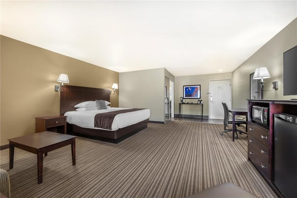 1 King Bed w/ Sofabed