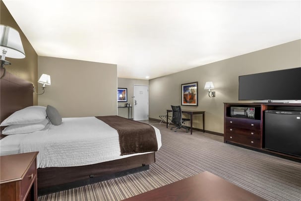 1 King Bed w/ Sofabed