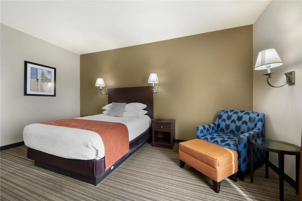 ADA - 1 Queen Bed w/ Walk In Shower