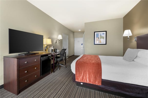 ADA - 1 Queen Bed w/ Walk In Shower