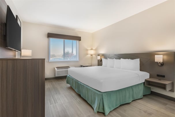 ADA - 1 King Bed w/ Roll In Shower