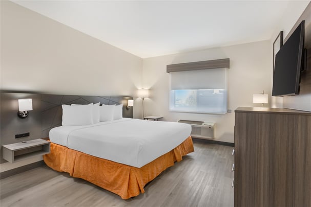 ADA - 1 King Bed w/ Bathtub