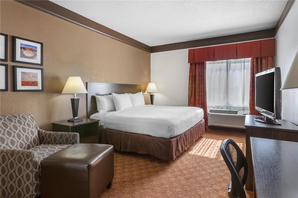 ADA - 1 King Bed w/ Bathtub