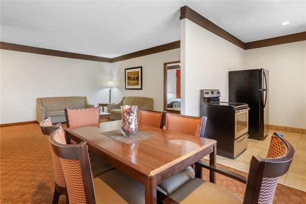 Suite - 1 King 2 Queens