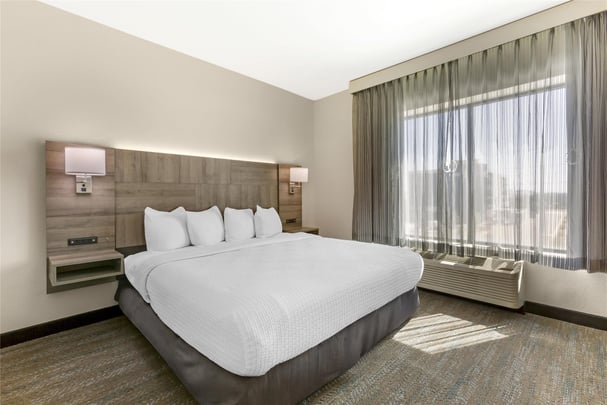 2 Queen Beds w/ Kitchennete