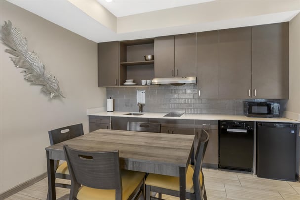 2 Queen Beds w/ Kitchennete