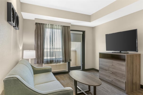 2 Queen Beds w/ Kitchennete