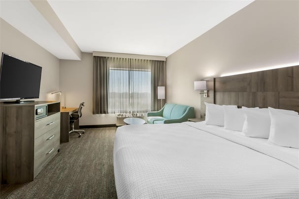 1 King Bed w/ Kitchenett and Sofabed