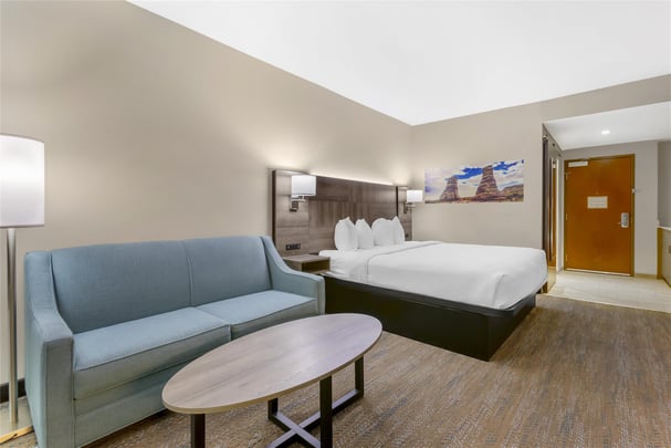 1 King Bed w/ Kitchenett and Sofabed