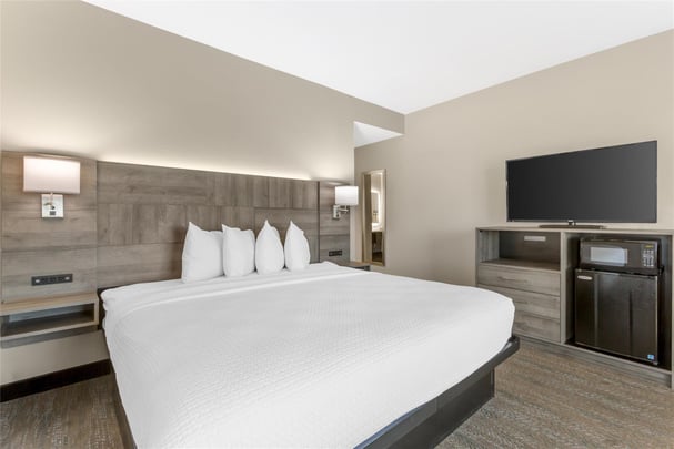 1 King Bed - Large Room w/ Patio