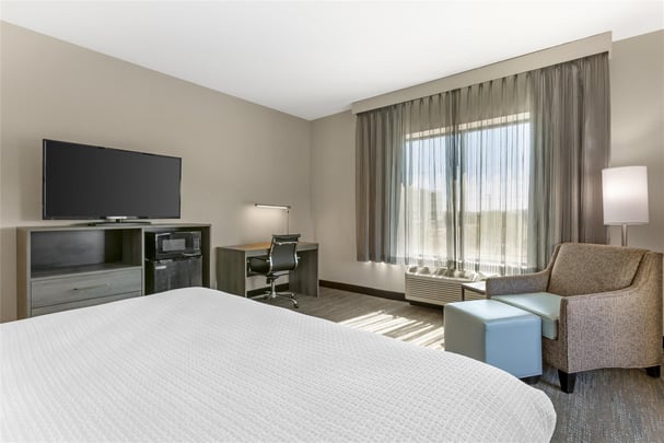 1 King Bed - Large Room w/ Patio