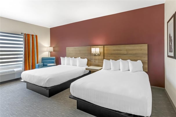 2 Queen Beds w/ Extra Room