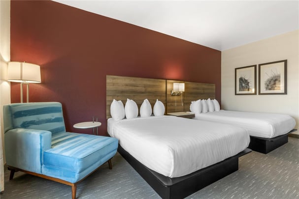 2 Queen Beds w/ Extra Room