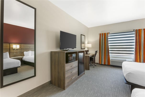 2 Queen Beds w/ Extra Room