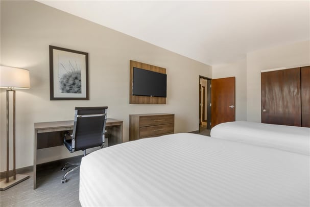 ADA - 2 Queen Beds 1 King Bed