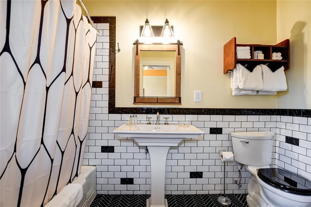 Queen Suite Bathroom
