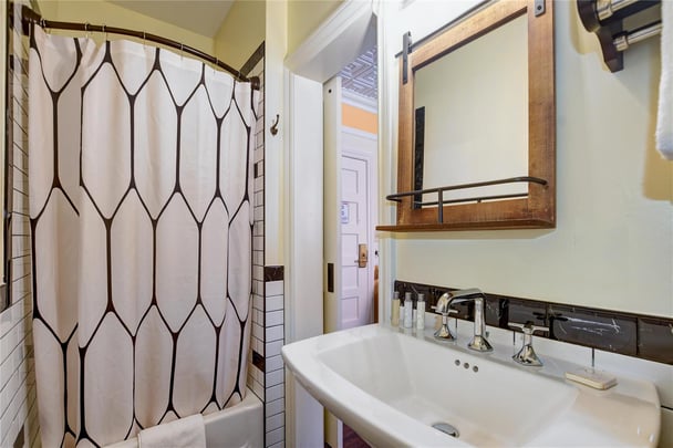 Queen Suite Bathroom