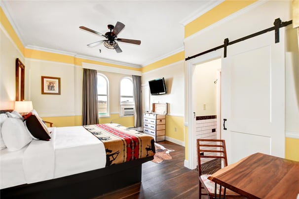 King Guest Room with City View