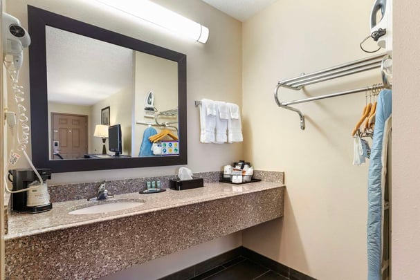 Double Queen - Guest Bath