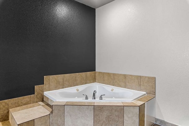 King Whirlpool Suite