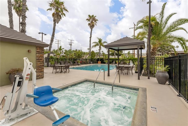 Outdoor Pool / Hot Tub