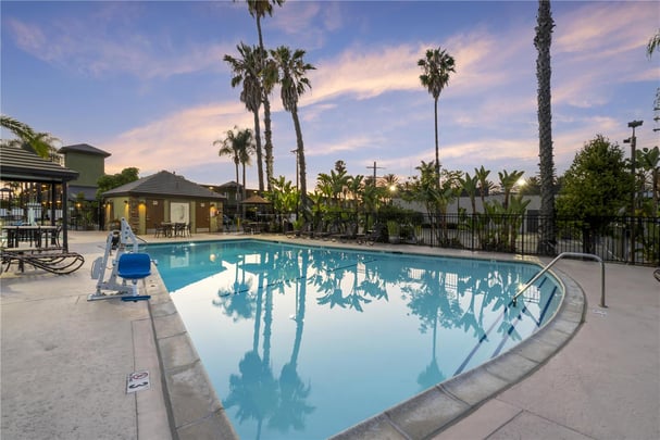 Outdoor Pool / Hot Tub (Twilight)