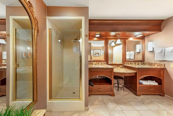 Romantic King shower and vanity