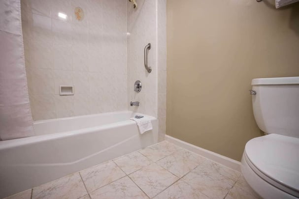 Double Queen bathroom