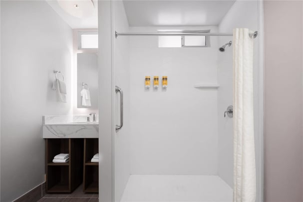 Guest Room Queen Bed