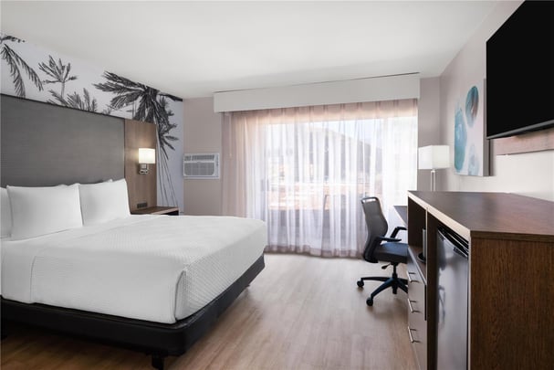 Guest Room Queen Bed